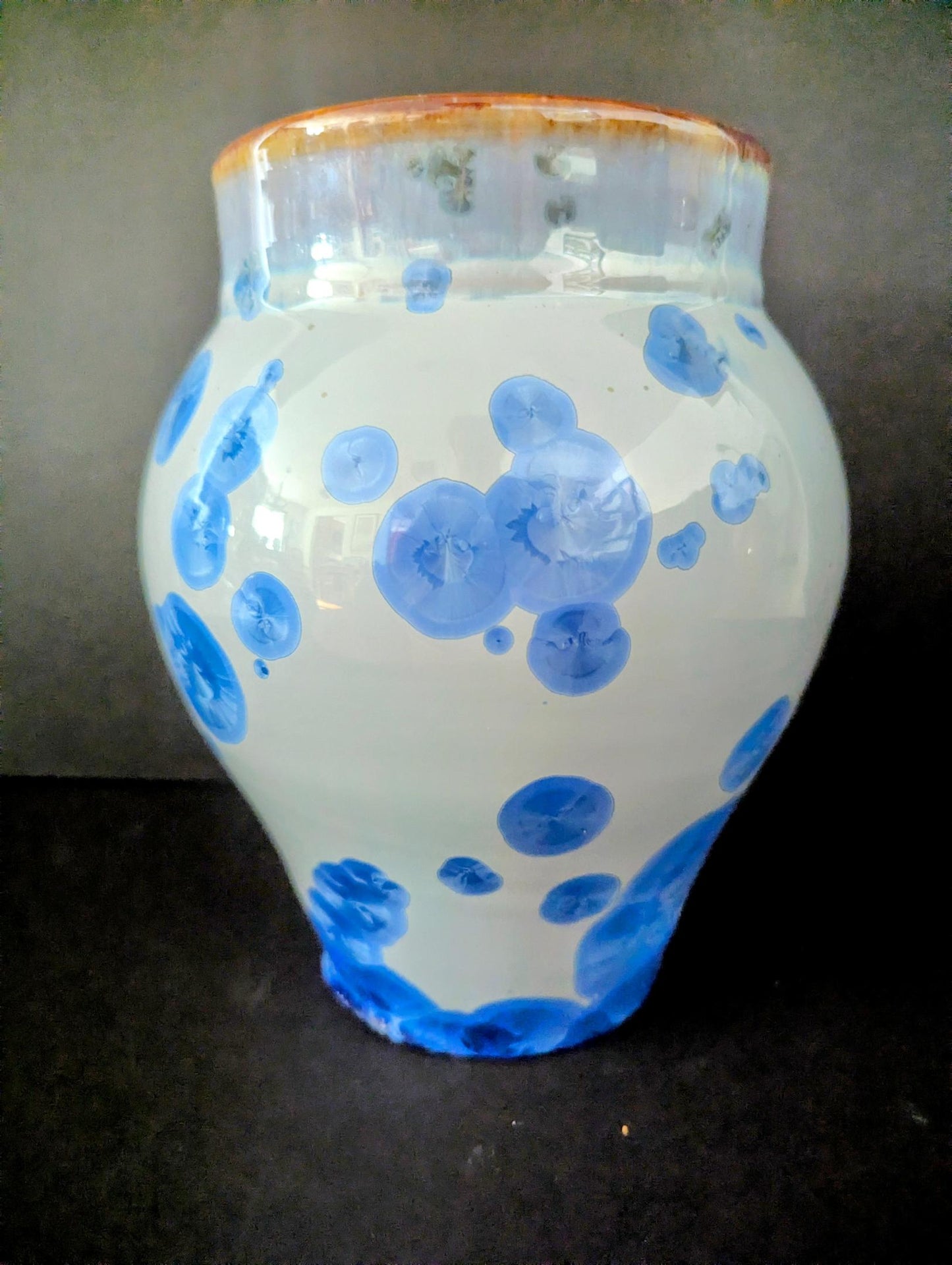 Porcelain vase with light cobalt crystals (Roark Shirley) – 2